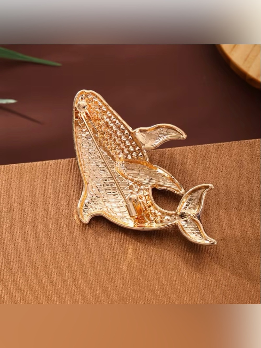 Whale Rhinestone Encrusted Brooch Gorgeous & New - Picture 5 of 5